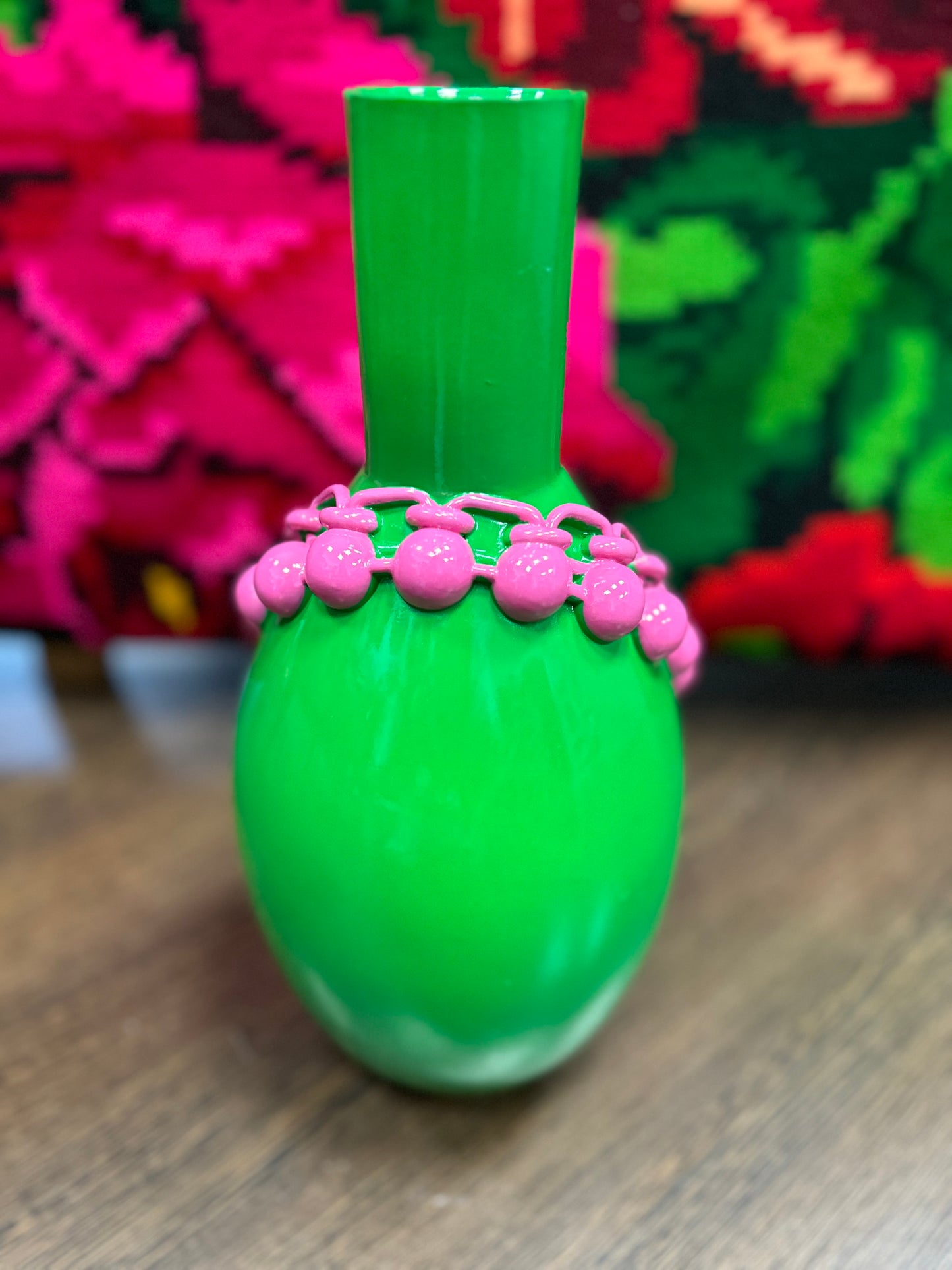 Vase vert colliers rose