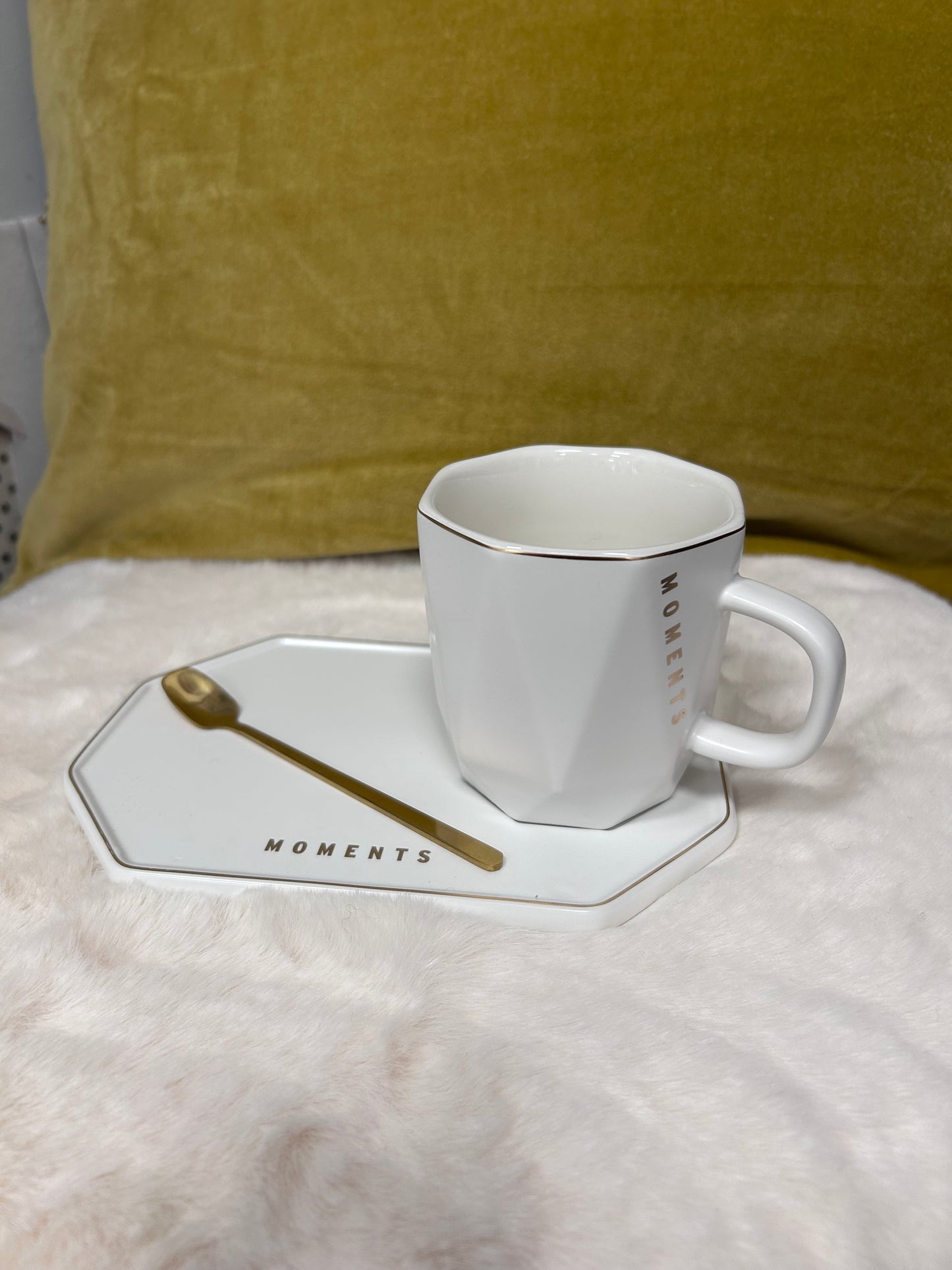 Ensemble Tasse, sous-tasse et cuillère dorée - J LINE