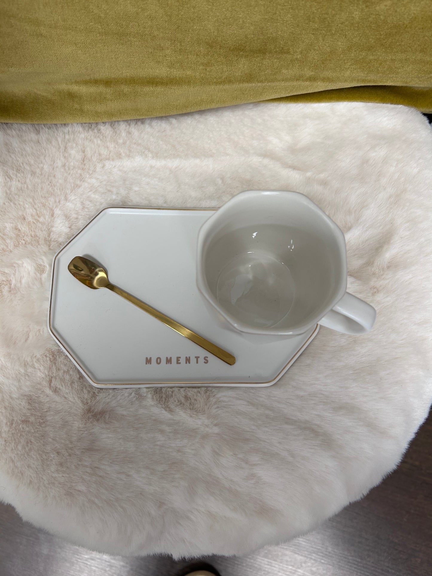 Ensemble Tasse, sous-tasse et cuillère dorée - J LINE