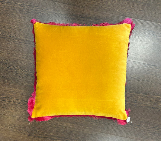 Coussin jaune orangé avec  franges fuchsia- WERNER VOB