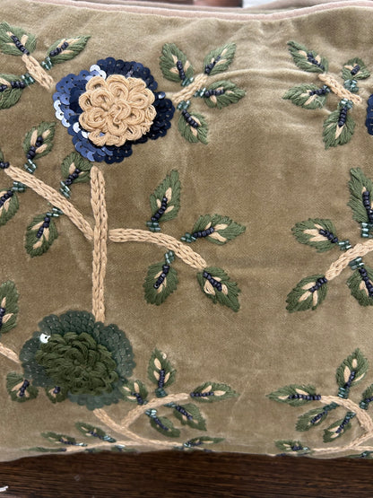 Coussin brodé - J LINE