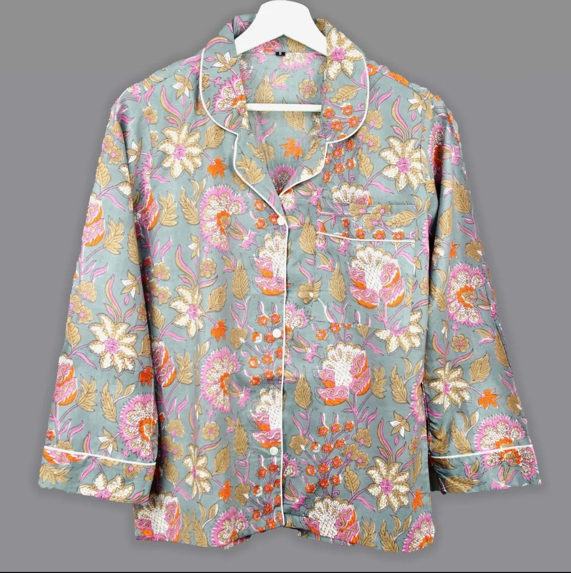 Pyjama fond gris avec fleurs roses et oranges.
