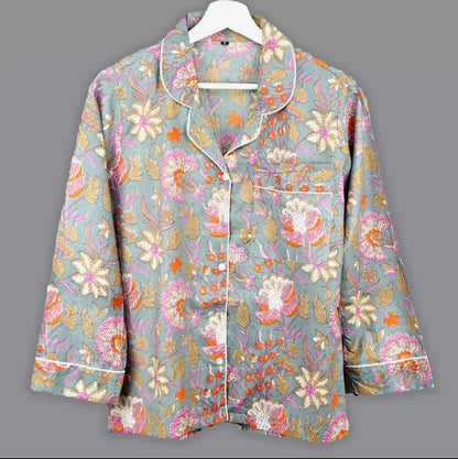 Pyjama fond gris avec fleurs roses et oranges.
