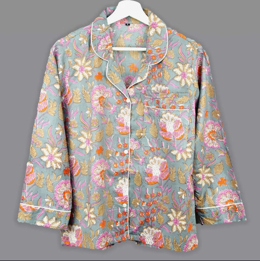 Pyjama fond gris avec fleurs roses et oranges.