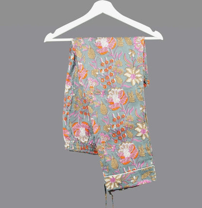 Pyjama fond gris avec fleurs roses et oranges.