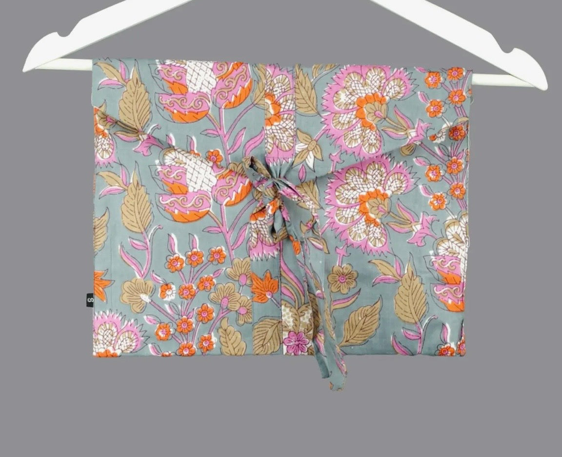 Pyjama fond gris avec fleurs roses et oranges.