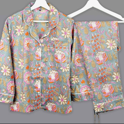 Pyjama fond gris avec fleurs roses et oranges.