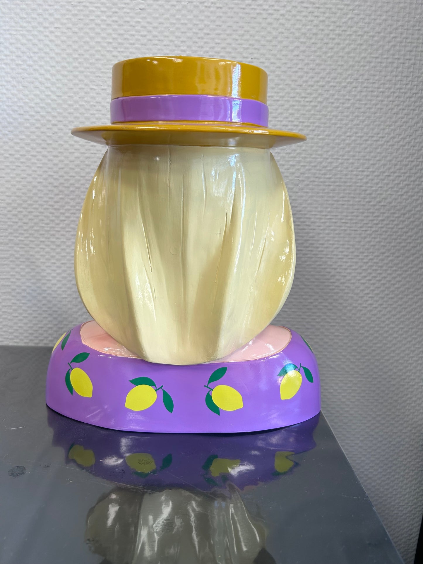 Vase lady canotier